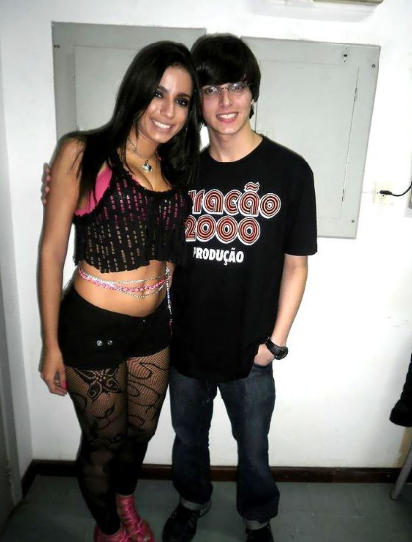 Anitta em sua primeira vez no palco em gravação de DVD da Furacão 2000 ao lado de Thiago Loures. Foto: Internet